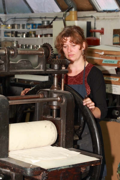 Carin Nieuwenhuis aan het werk